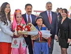 BA�KAN �NT�RK, 23 N�SAN�I �OCUKLARLA KUTLADI
